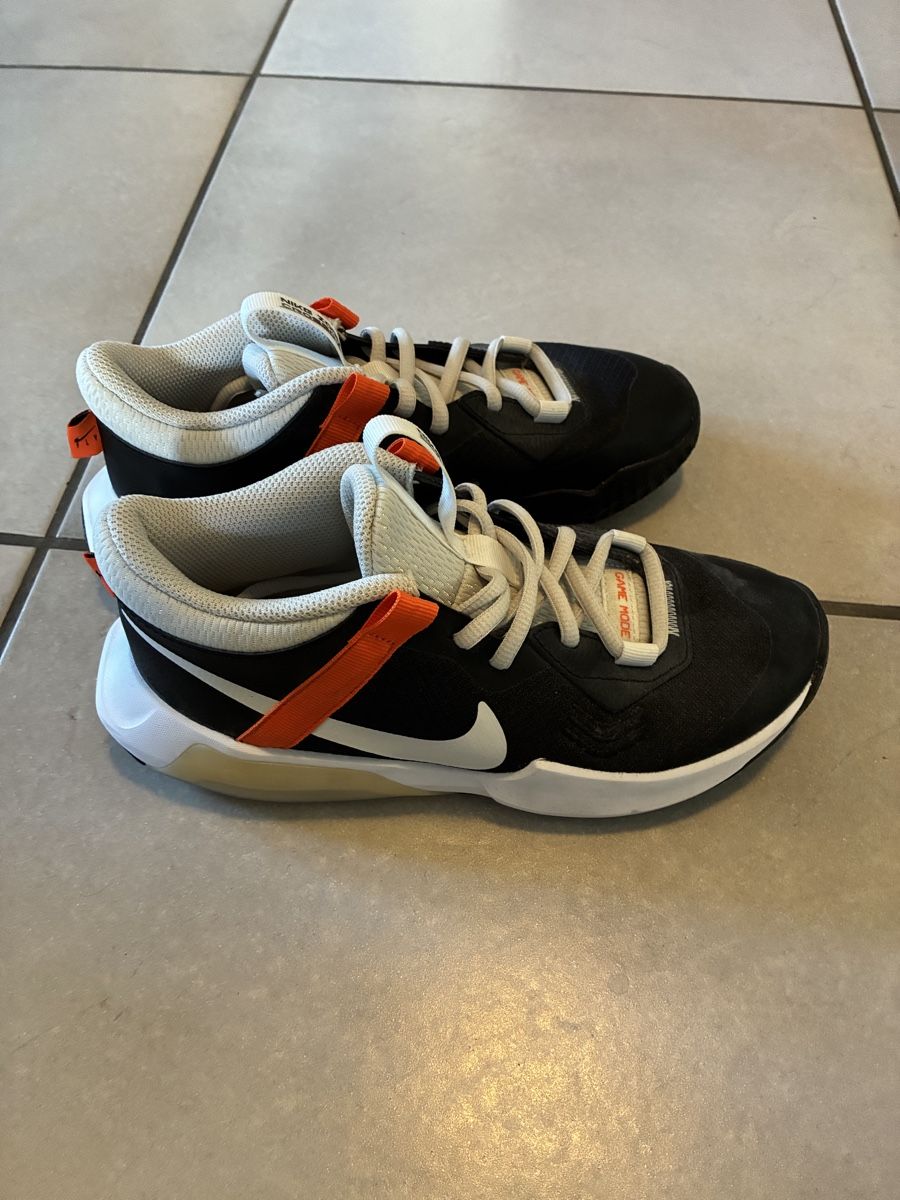 Nike Scarpe per ragazzi: Nike Basketballschuh Gr.36.5 – Usato da Thun venduto da Cypresses 2