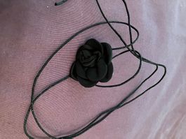Elegante schwarze Rose mit Halskordel zum Selberbinden, neu