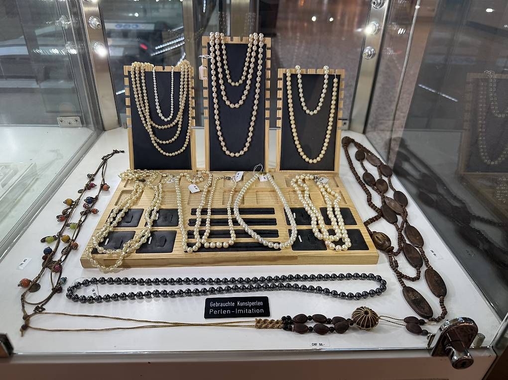Altri gioielli: Perlen-Imitation & Modeschmuck Konvolut – Usato da Allschwil venduto da Paradies_Allschwil 1