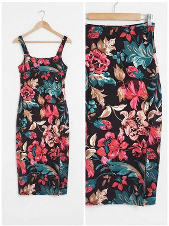 Wunderschönes Blumen-Midikleid