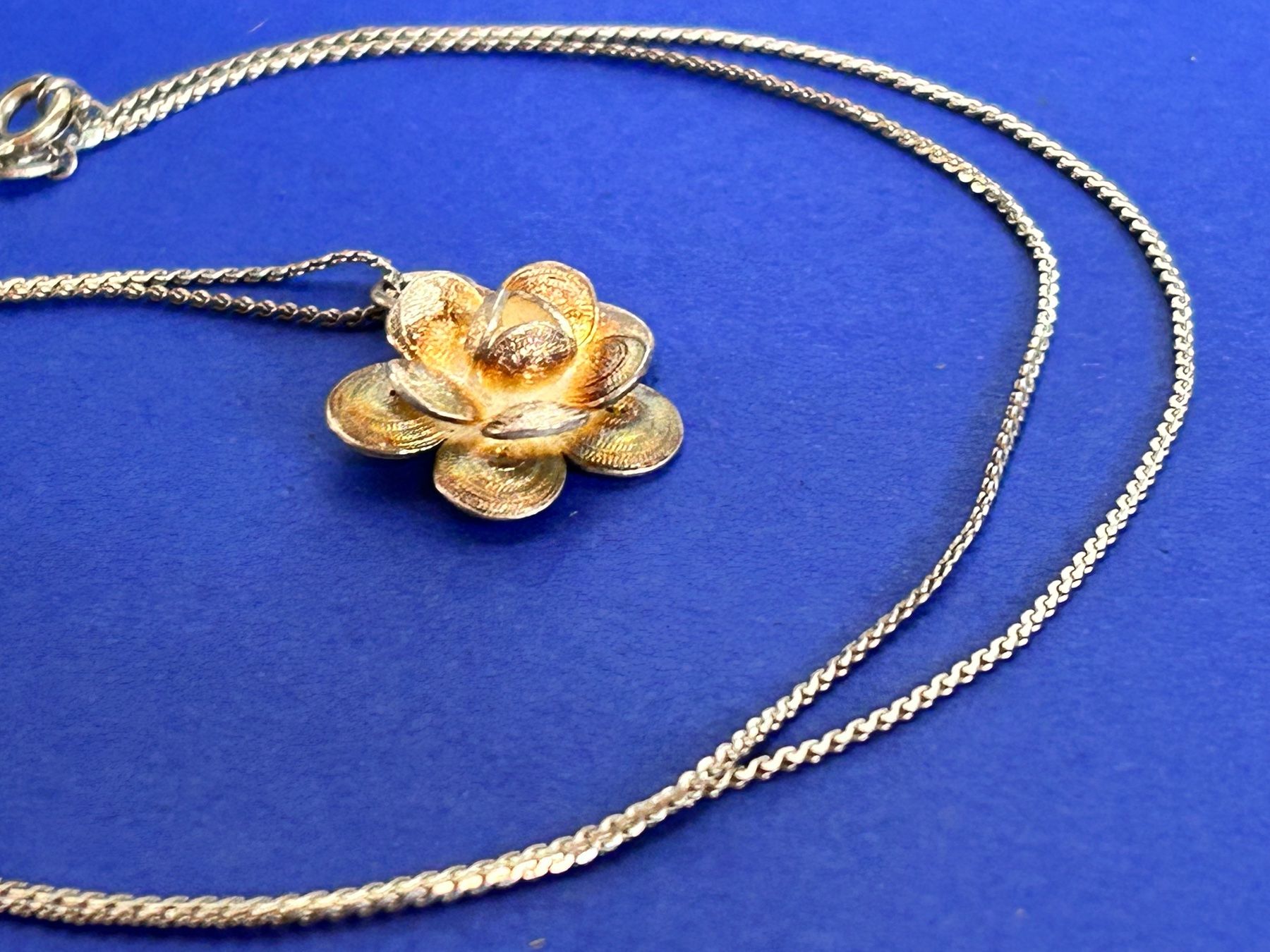 Ciondoli: Trachtenblume klein mit silberkette – Usato da Laufen venduto da Bellebellezza