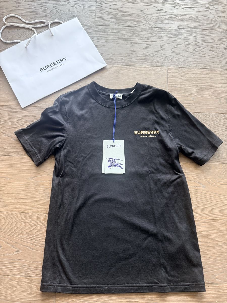 Burberry T-Shirts: Burberry black Tshirt  – Neu und originalverpackt aus Melide von Nikola-123