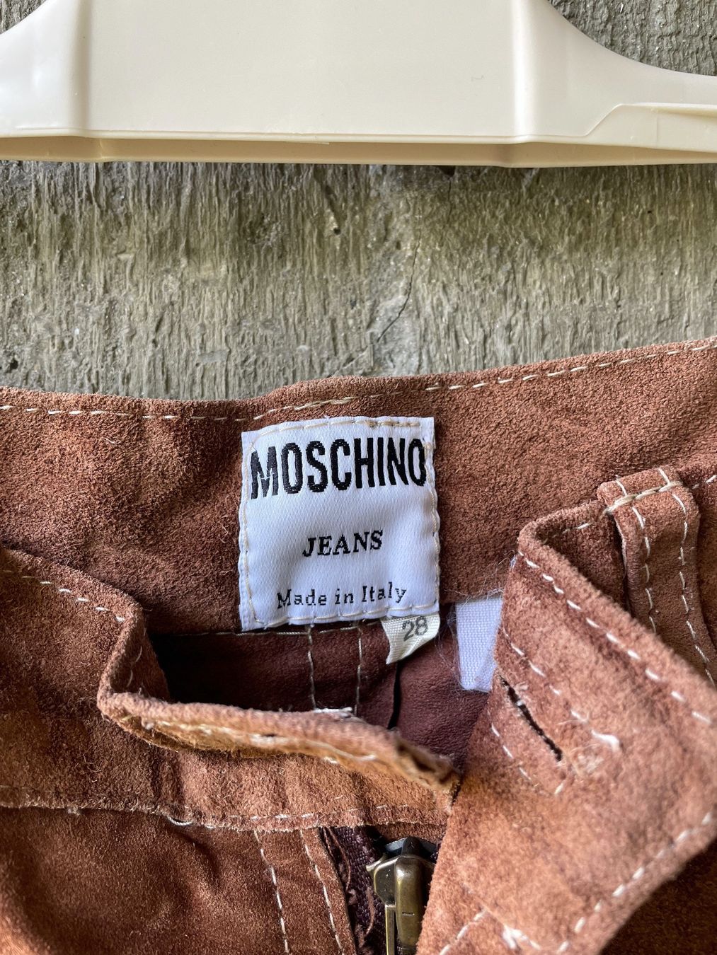 Moschino Hosen: Pantalon cour en cuir Moschino – Gebraucht aus Martigny von Lea_lucci 1