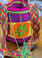 Sac selon technique Wayuu - grecques et fleur verte