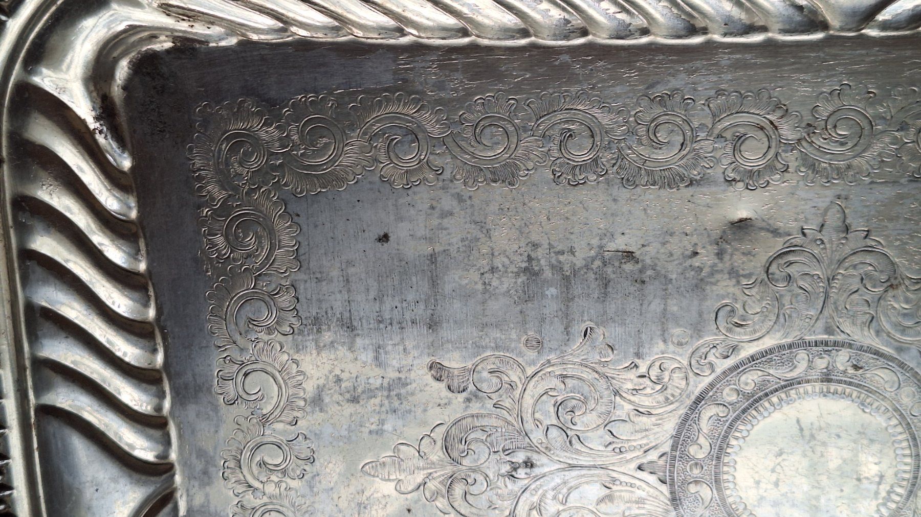 Plateaux: altes Metall Tablett mit schönem Muster – D'occasion à Dornach par majo8689 4