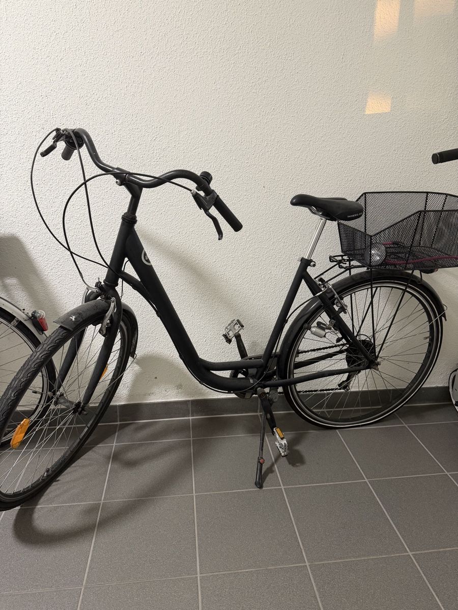 Velos: Dammenrad schwarz mit Korb – Gebraucht aus Zürich von Pandainlondon