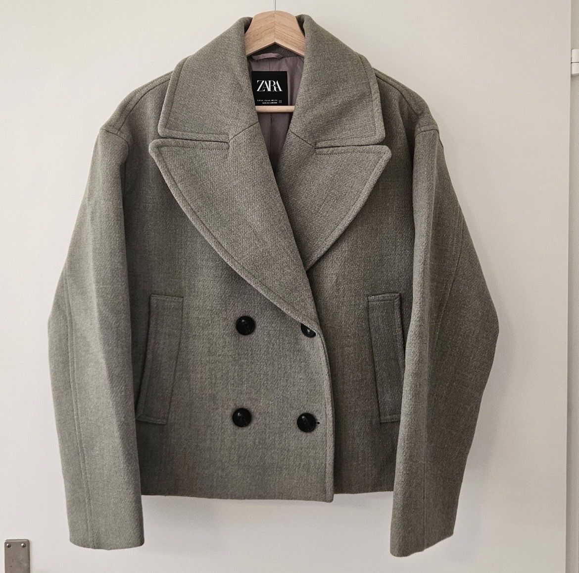 Zara Vestes: Zara Wool Blend Jacket Grey Like New Condition – D'occasion à Tuggen par Tantas
