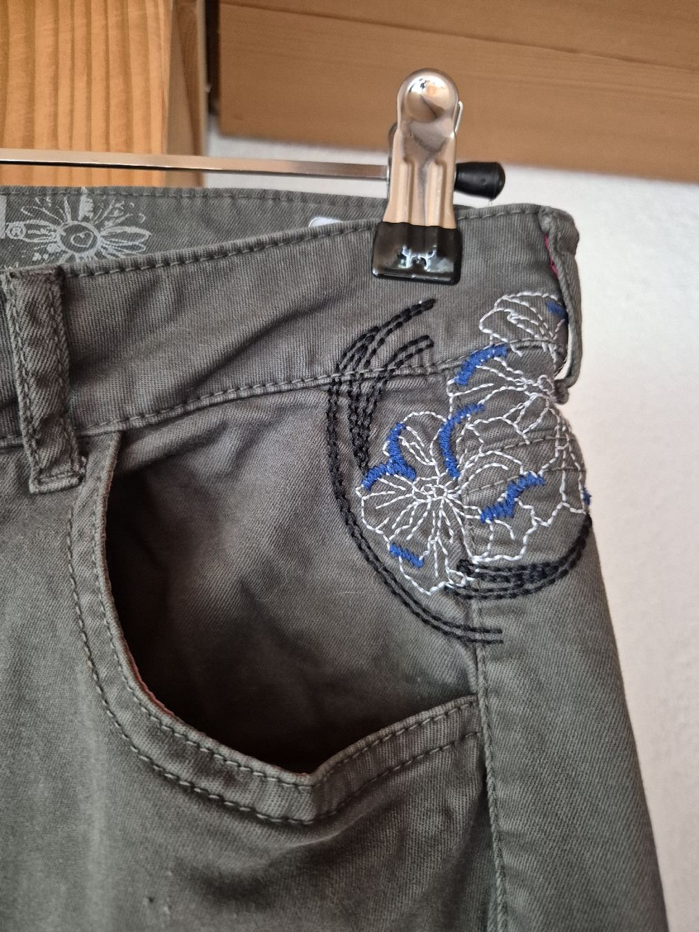 Desigual Jeans: Desigual Jeans Kaki Gr. 30 – Usato da Wynigen venduto da La_Talpa 3
