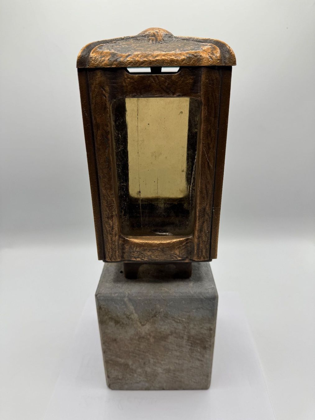 Lanterne: Laterne aus Bronze mit Steinsockel – Usato da Sachseln venduto da BONATI01 1