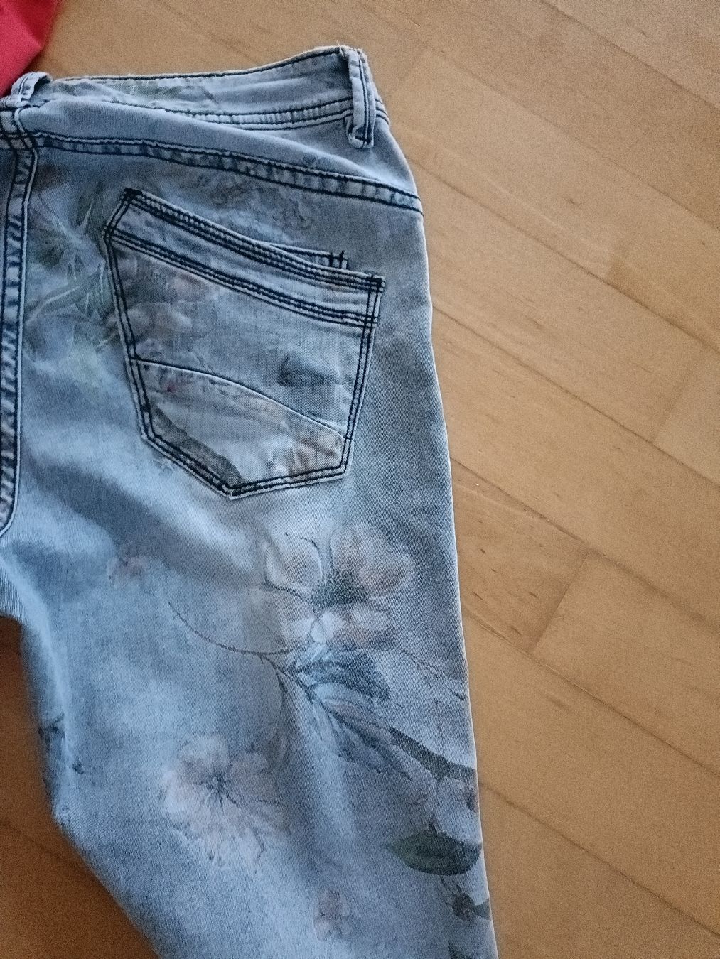 Lotti di vestiti: 3/4 Hosen Damen  – Usato da Gossau SG venduto da scania1509 3