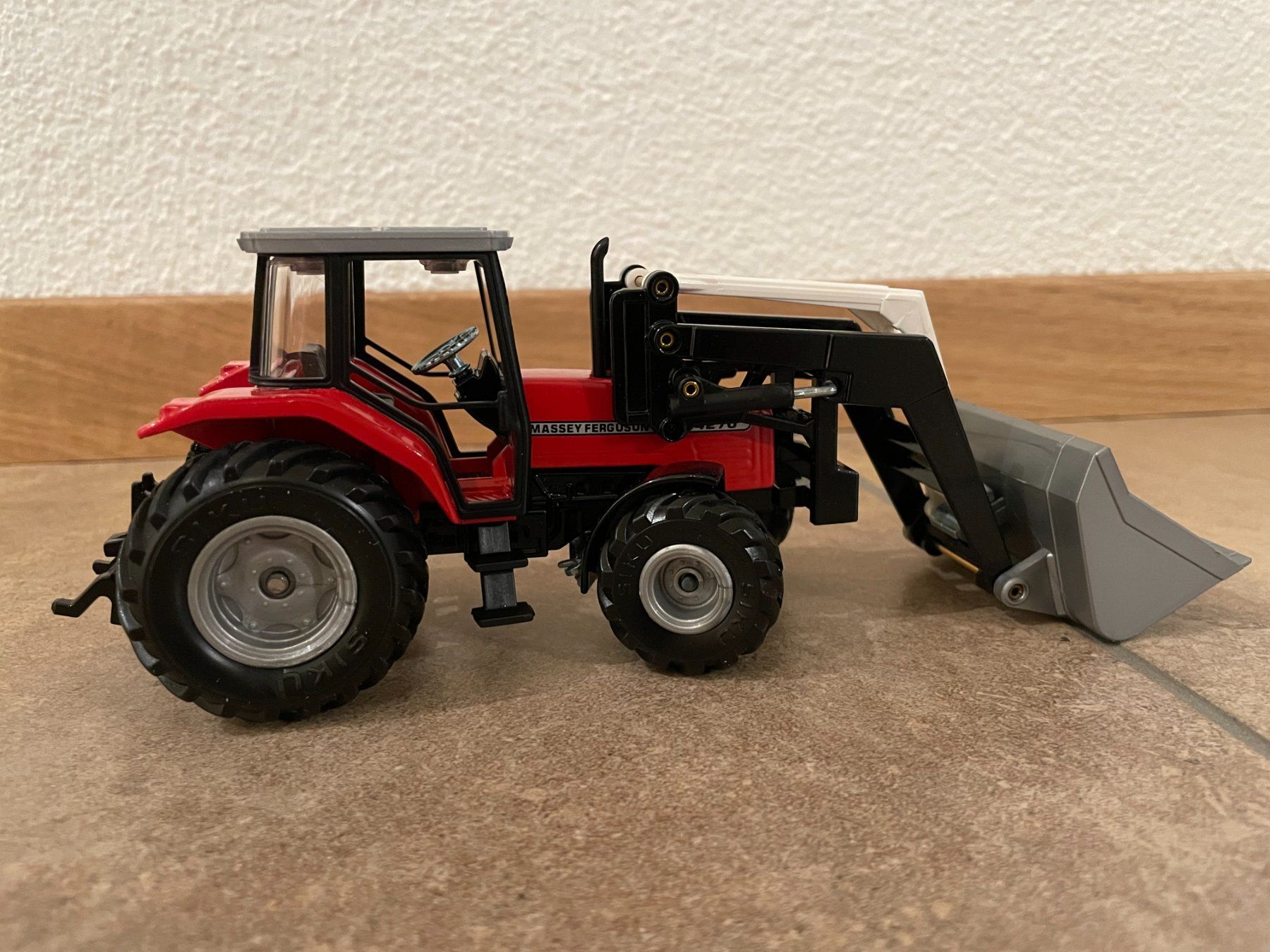 Massey Ferguson Trattori: SIKU Massey Ferguson 4270 mit Frontlader – Nuovo e nell'imballaggio originale da Kreuzlingen venduto da Stefan1150 2