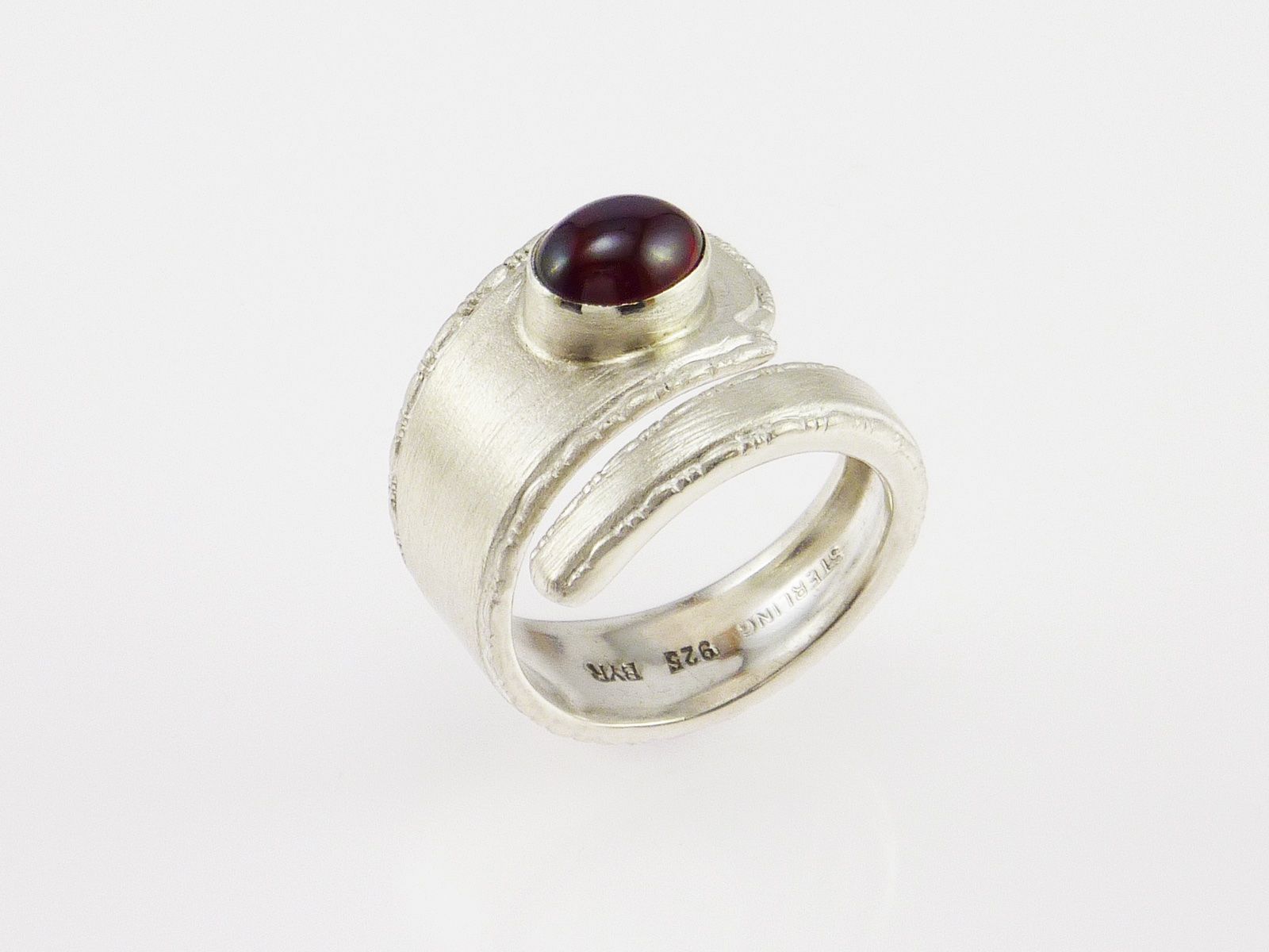 Ringe: Offener Silberring mattiert mit ovalem Granat – Neu und originalverpackt aus Meilen von Byrd-bijoux 3