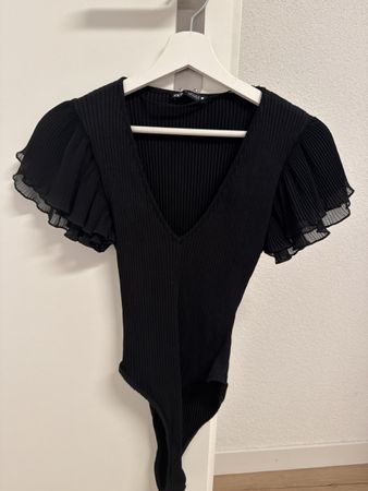 Zara Body mit Rüschenärmel, Schwarz, Grösse S, Neuwertig