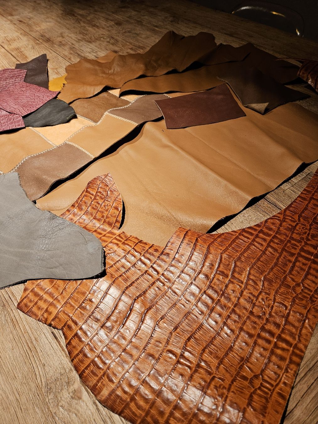 Tessuti: Lederreste-Set: Vielfältige Farben braun, rot, grau – Usato da Bertschikon Gossau venduto da simla09 2