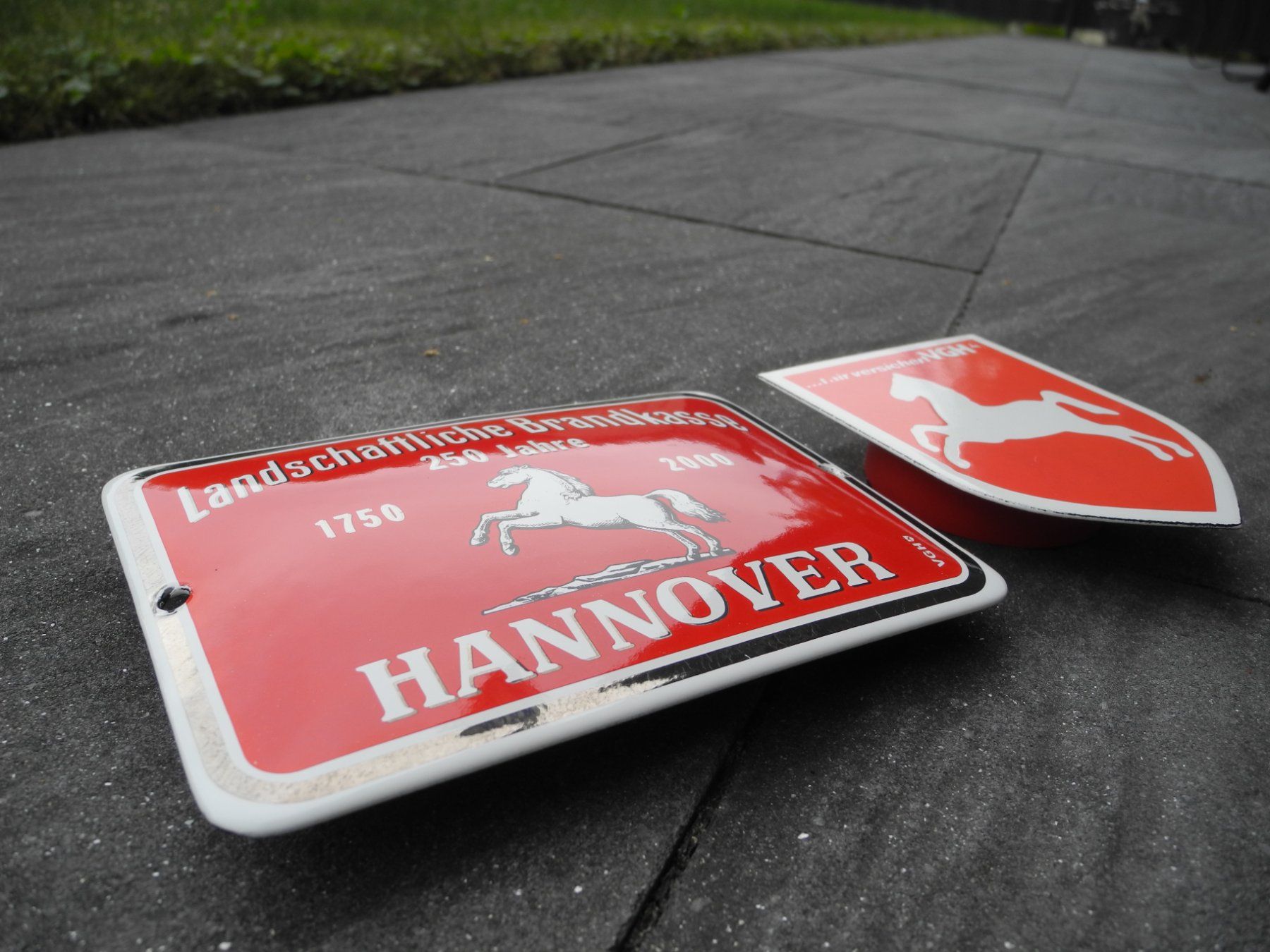 Schilder: 2 VERSICHERUNGS-EMAILSCHILDER – Gebraucht aus Reinach AG von Huckleberrysix 2