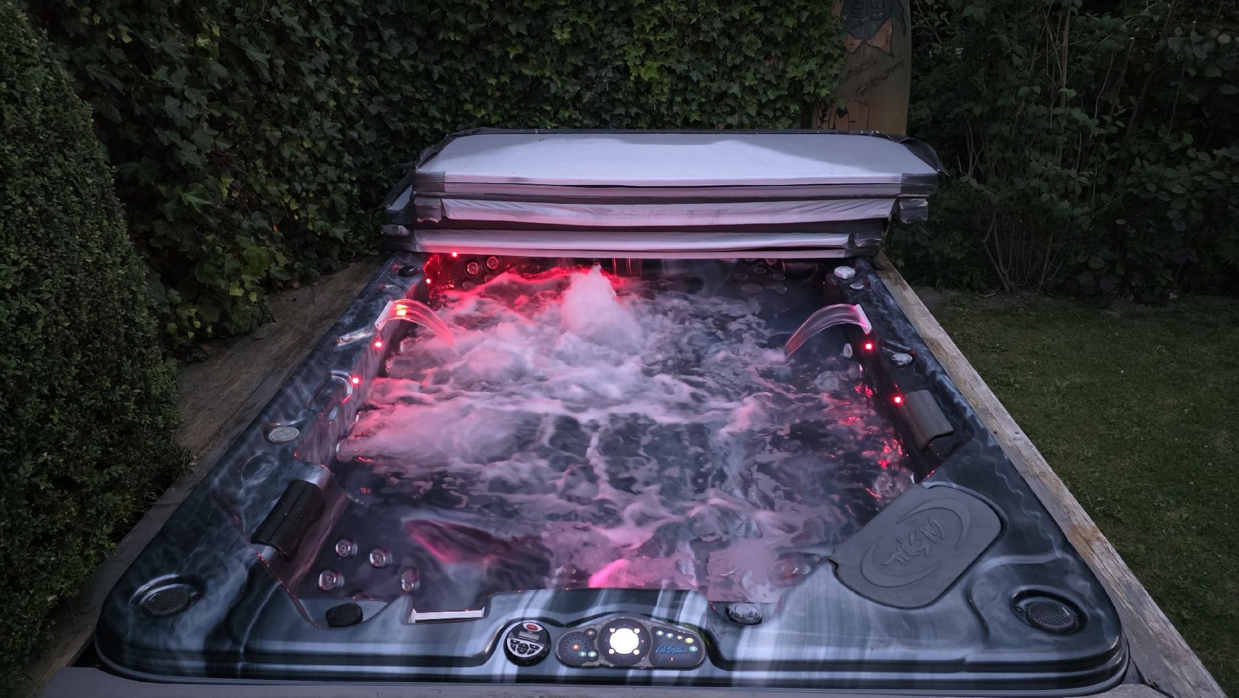 Whirlpool: Whirlpool 9 Plätzer mit Massagedüsen und Wasserfall – Usato da Buttwil venduto da mar_7hcv 8