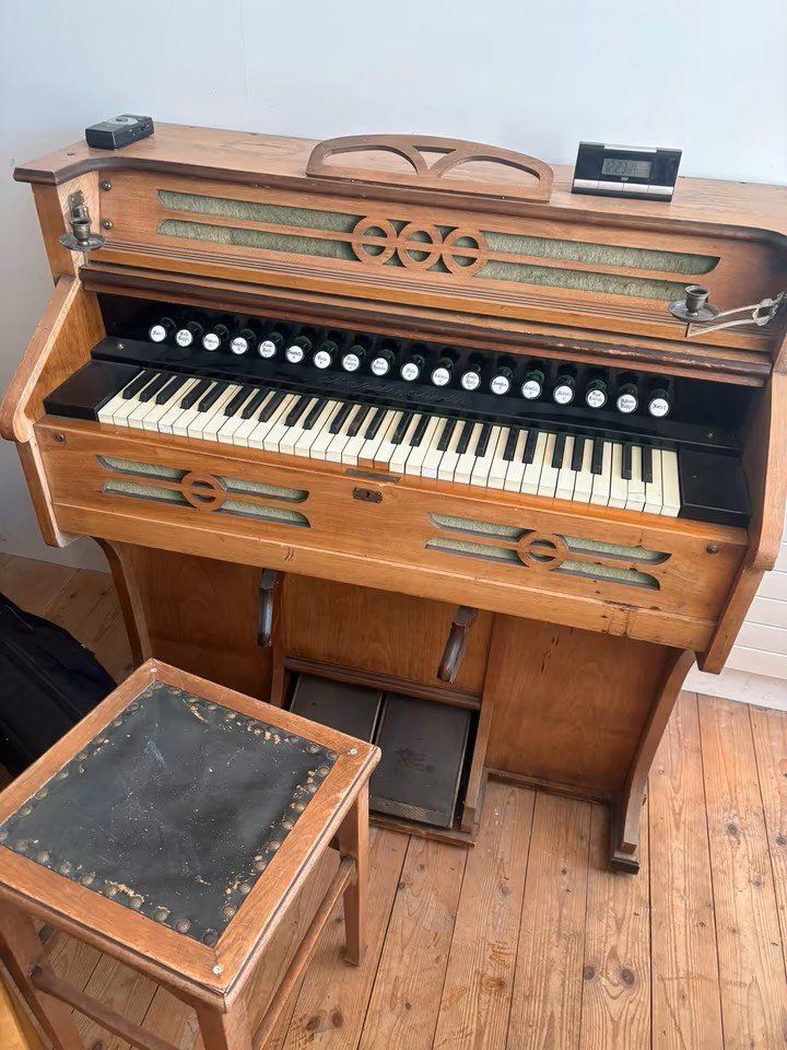 Strumenti musicali: Harmonium Seidler Berlin, mit Hocker – Usato da Wald ZH venduto da Daabo 1