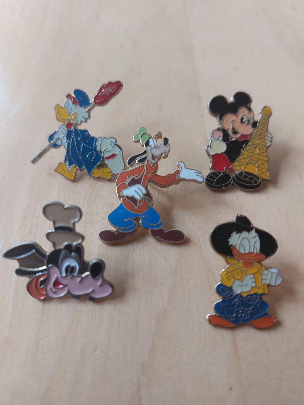 Disney Placchette & Badge: 7 DISNEY -  PIN – Usato da Gipf - Oberfrick venduto da Esnoopy 2
