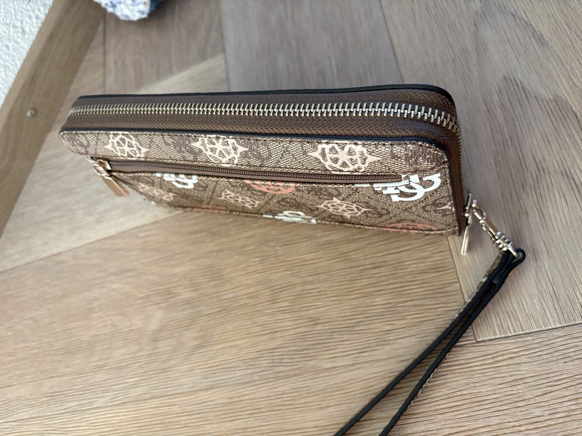 Guess Sacs femmes: Guess Sammlung – D'occasion à Urtenen-Schönbühl par Nastassja1306 4