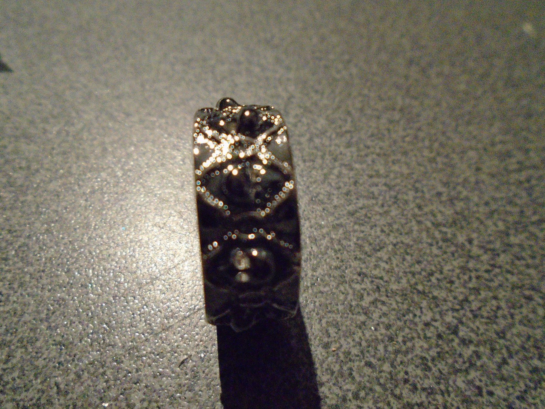 Bagues: Ring Size 11, silberfarbig, schwarze Steine – Neuf avec emballage d'origine à Zürich par abraxas1291