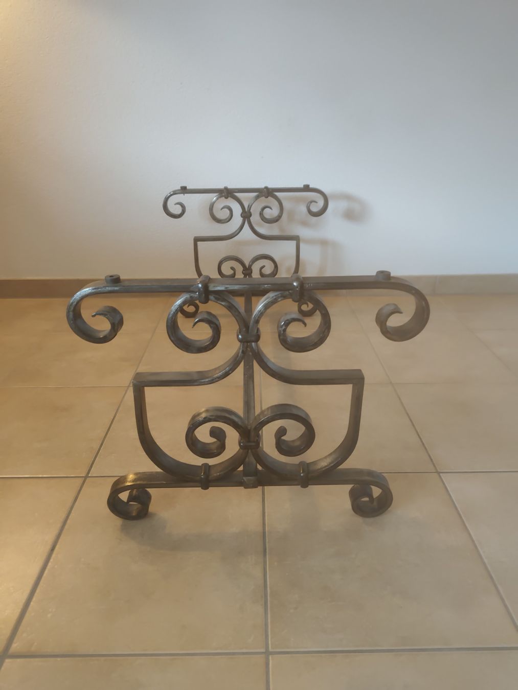 Tables: Table basse fer forgé verre fumé style ancien  – D'occasion à Moudon par dupont65 3