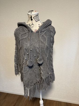 H&M Strick Poncho Grau mit Kapuze und Bommel, One Size