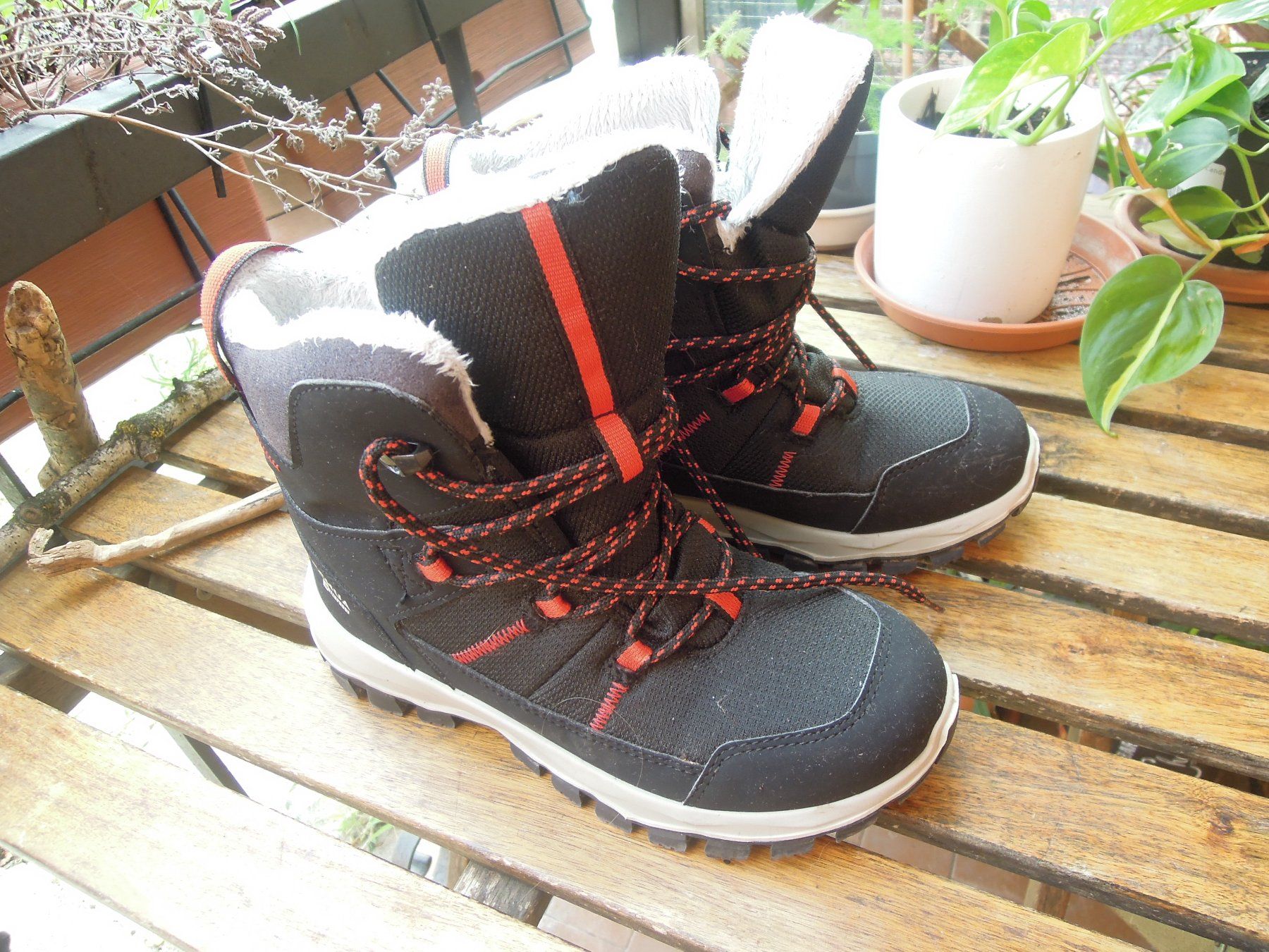 Decathlon Scarpe per ragazzi: Schnee-schuhe Quechua nr.35 – Usato da Morbio Inferiore venduto da supermammuth