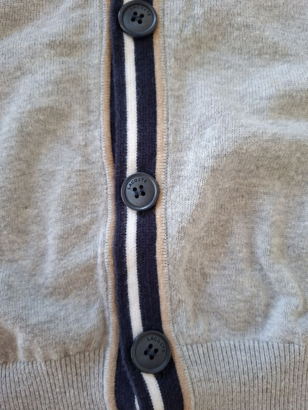 Lacoste Gilet & Giacche: Cardigan Lacoste Gris, Taille 4 - Élégant & Confortable – Usato da Renens VD venduto da ser_j2fn 5
