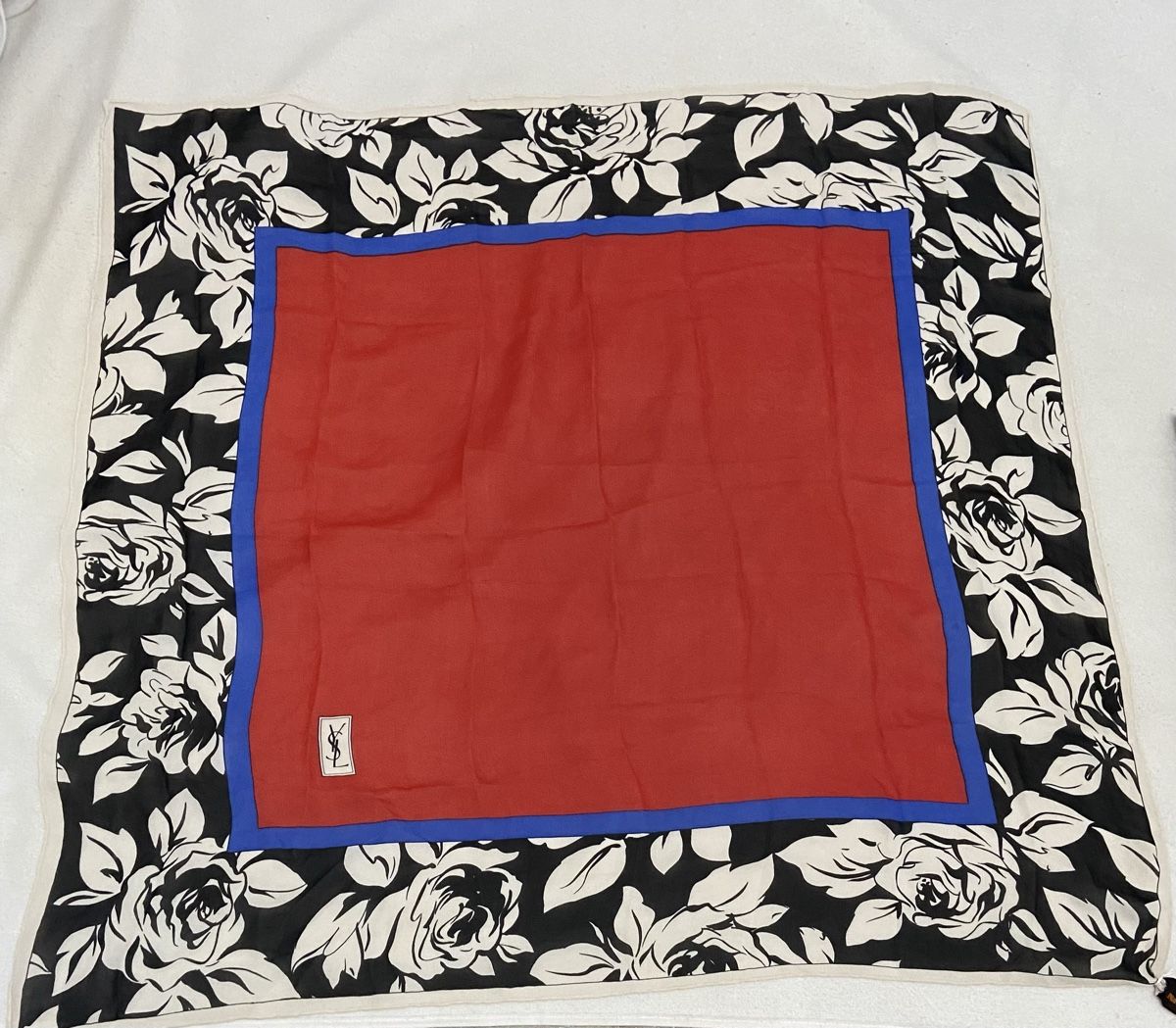 Saint Laurent Foulard & Sciarpe: Foulard Yves saint Laurent – Usato da Montreux venduto da Perledor