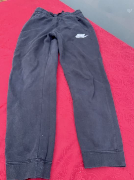 Nike Pantaloni: Kinder Nike Trainerhose 147-158 schwarz – Usato da Bergdietikon venduto da antovale
