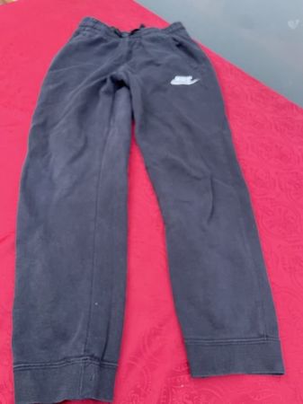 Kinder Nike Trainerhose 147-158 schwarz