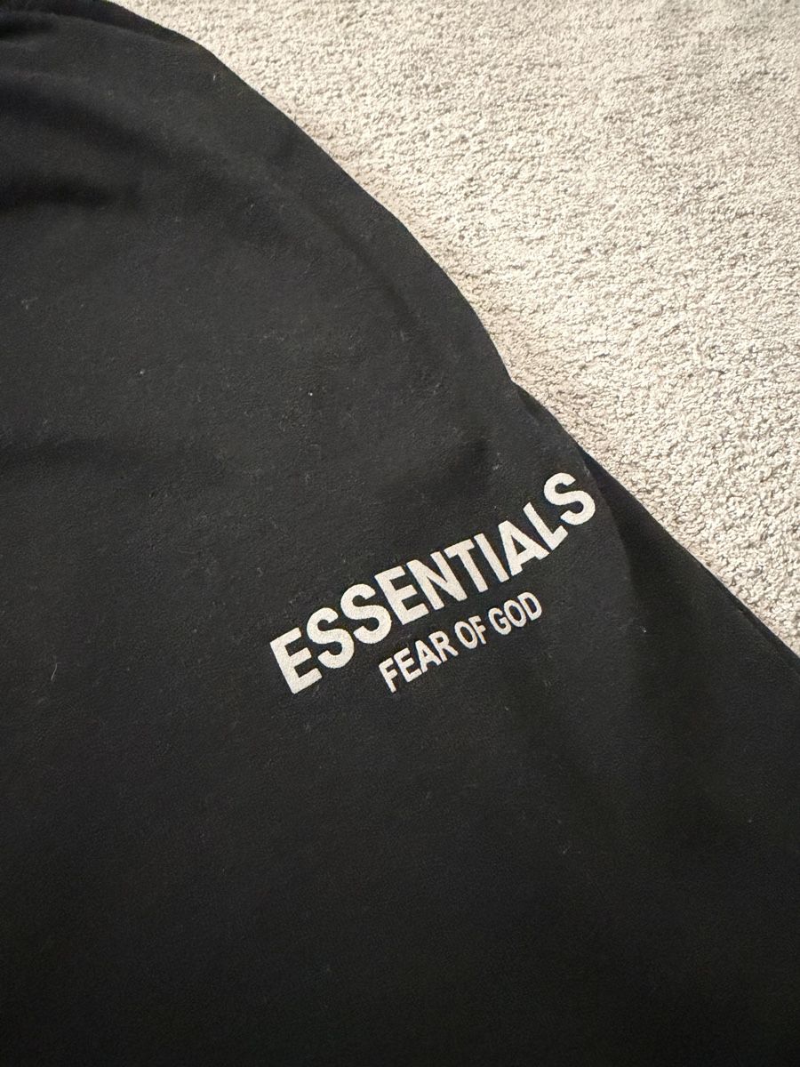 Fear of God Pantaloni: Essentials FOG Shorts – Usato da Zürich venduto da pab_7gfs 1