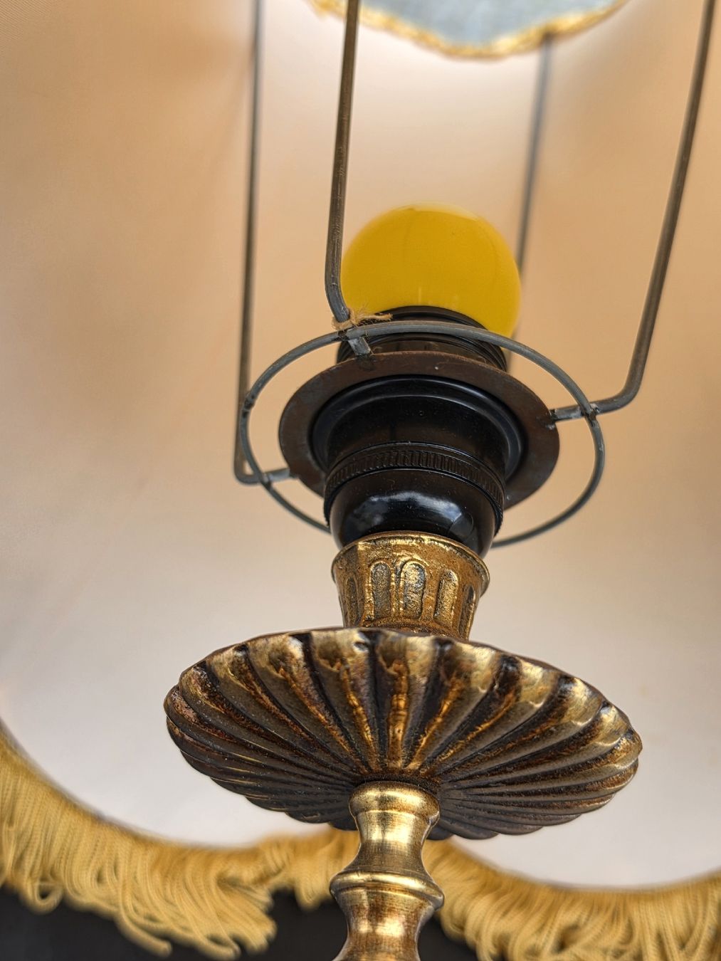 Lampade: Tischlampe mit Stoffschirm und Fransen, Vintage, Messing.  – Usato da Mettlen venduto da elios0888 8