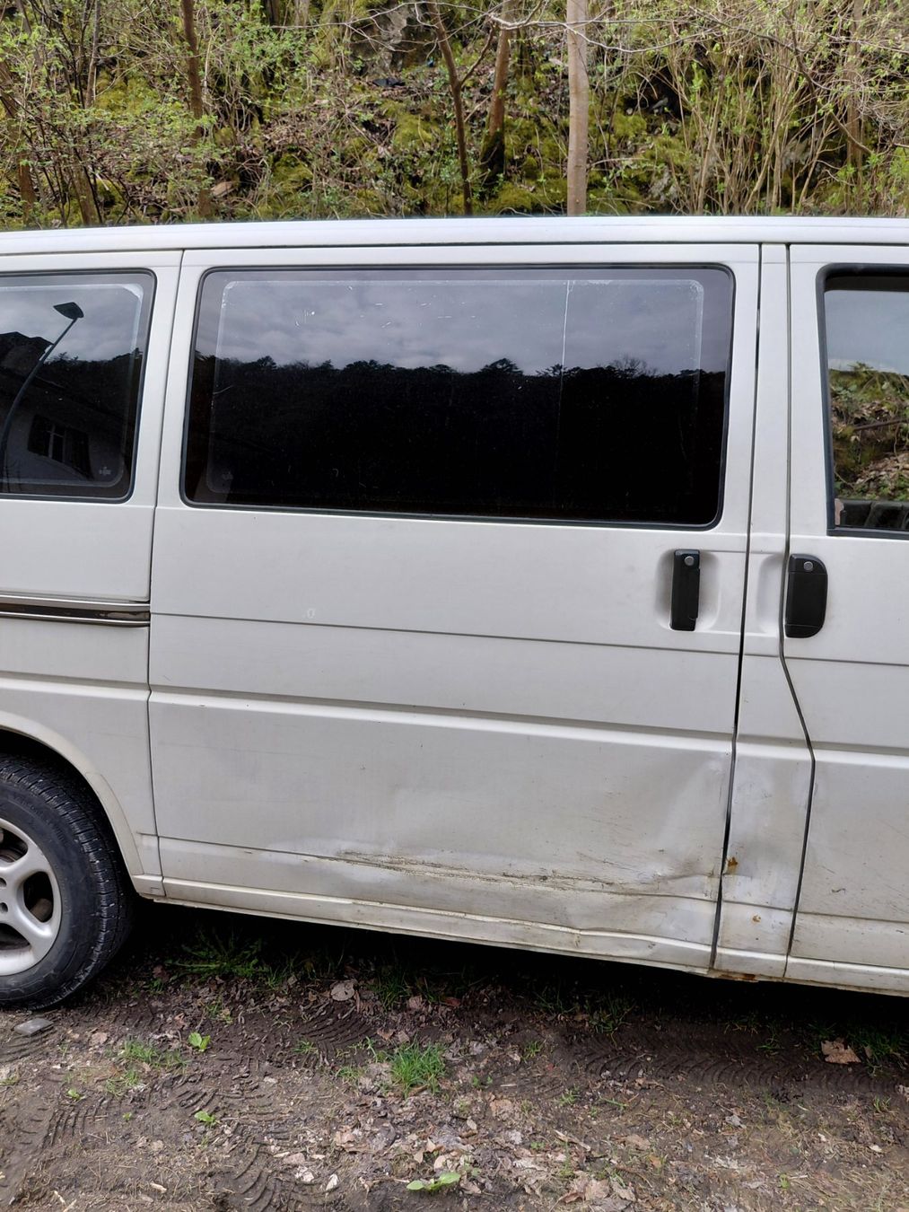 VW Tutti pezzi di ricambio auto: Porte coulissante vw T4 – Usato da Bassecourt venduto da Freedoo