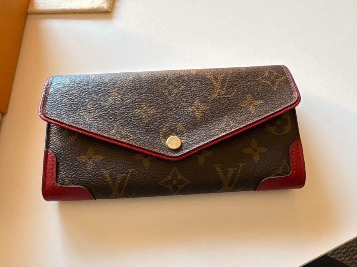 Louis Vuitton Portemonnaies: Porte monnaie Vuitton – Neuf (Voir description) à Riddes par nati48