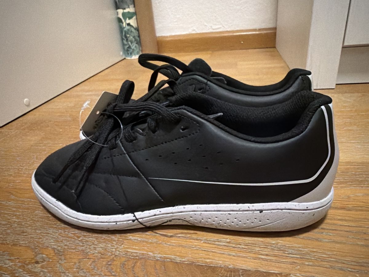 Decathlon Schuhe für Jungen: Hallenschuh – Neu (gemäss Beschreibung) aus Benglen von Jumanah 2