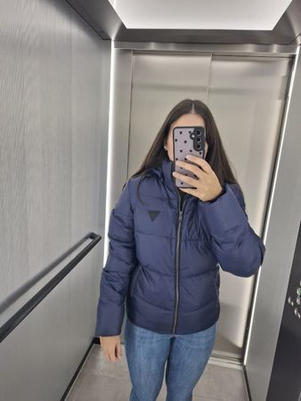 Neue Guess Daunenjacke mit Kapuze. Unisex und Grösse XS.