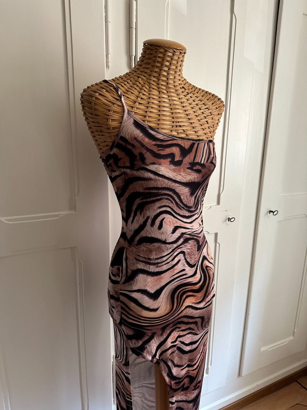 Shein Vestiti: SHEIN - Tiger Kleid mit Schlitz 34 – Usato da Zürich venduto da Diazaio 1