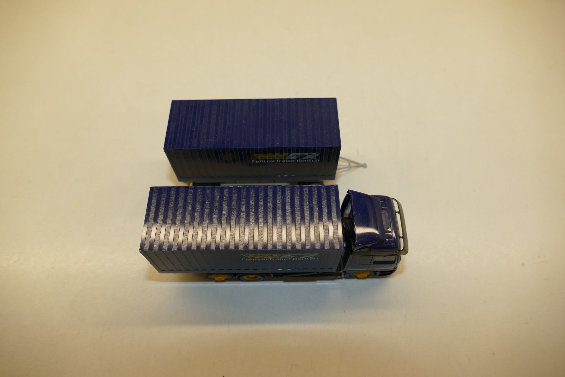 Herpa Modellautos: Herpa 1:87: MB 2543 Sattelzug Central Trailer Rentco – Gebraucht aus Niederhasli von rail-duerst 4