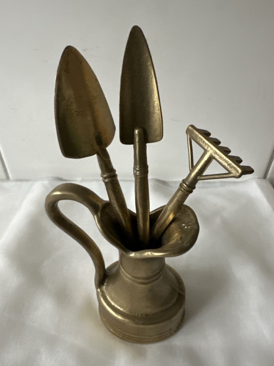 Alle Dekorationen: Messing Krug mit Gartengeräte Deko Vintage – Gebraucht aus Zürich von Chaeffeler 1
