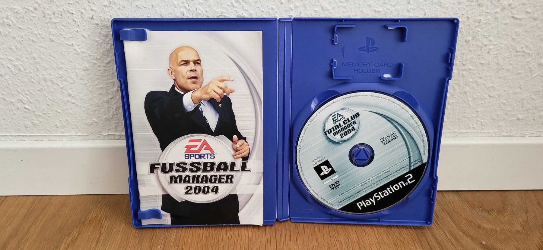 Sony Giochi: PS 2 - Fussball Manager 2004 – Usato da Münsingen venduto da DigitaleSpielecke 2