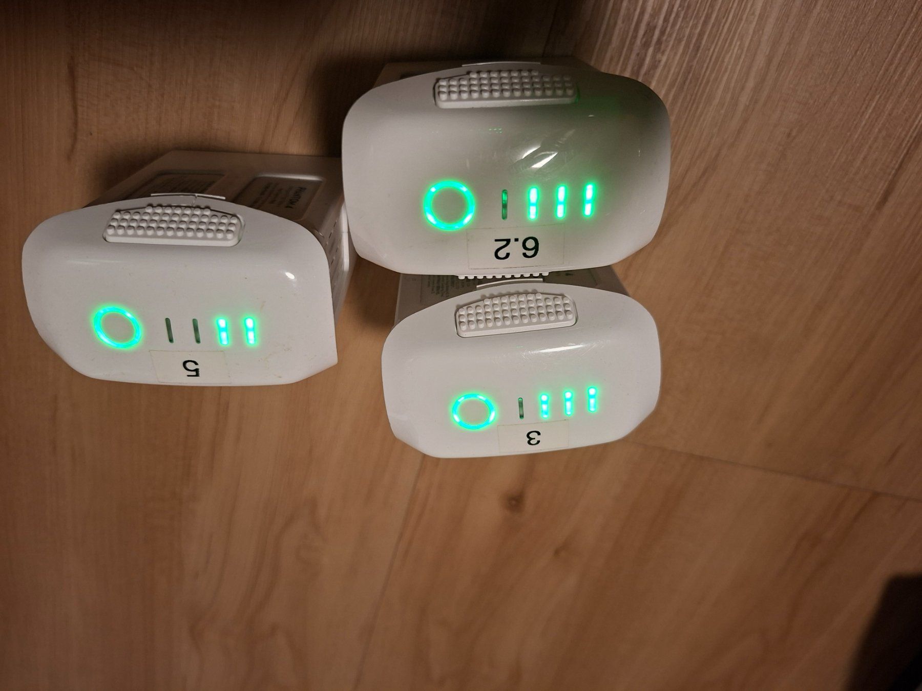 DJI Accus, Chargeurs & Blocs d'alimentation: 3 Stück grosse DJI Phantom 4 Akkus – D'occasion à Grosswangen par Nichtraucher71