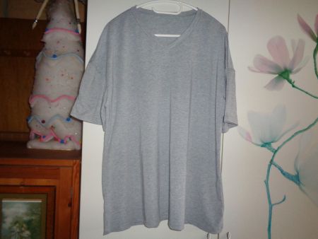 *** graues Shirt *** / V -Ausschnitt / NEU ab 1.00
