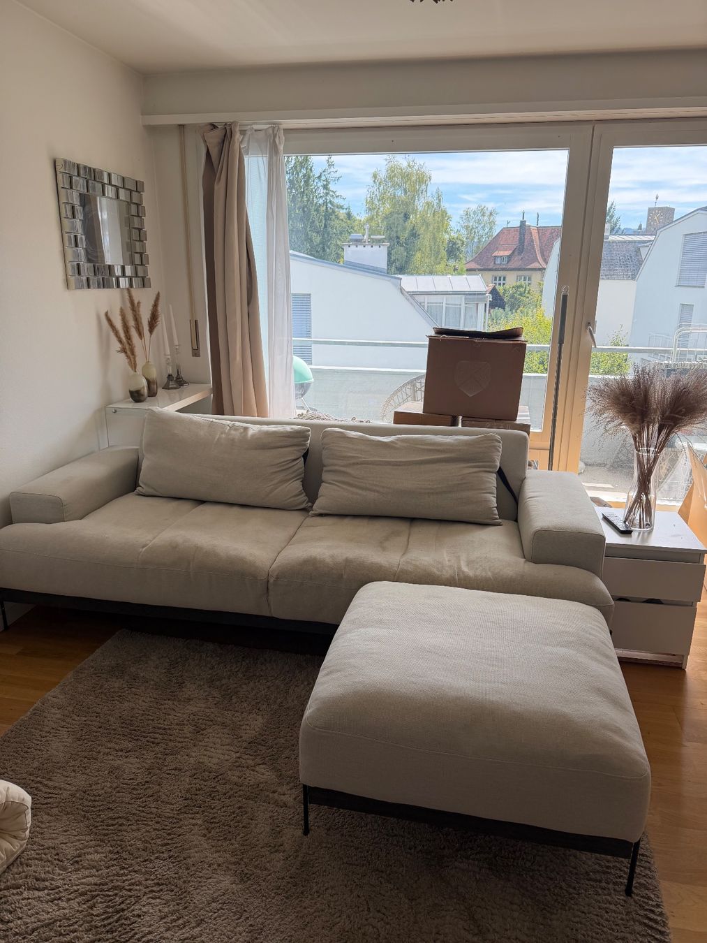 Sofas: Gratis Beige Sofa mit Hocker und Teppich – Gebraucht aus Zürich von hil_zh8n