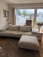 Gratis Beige Sofa mit Hocker und Teppich