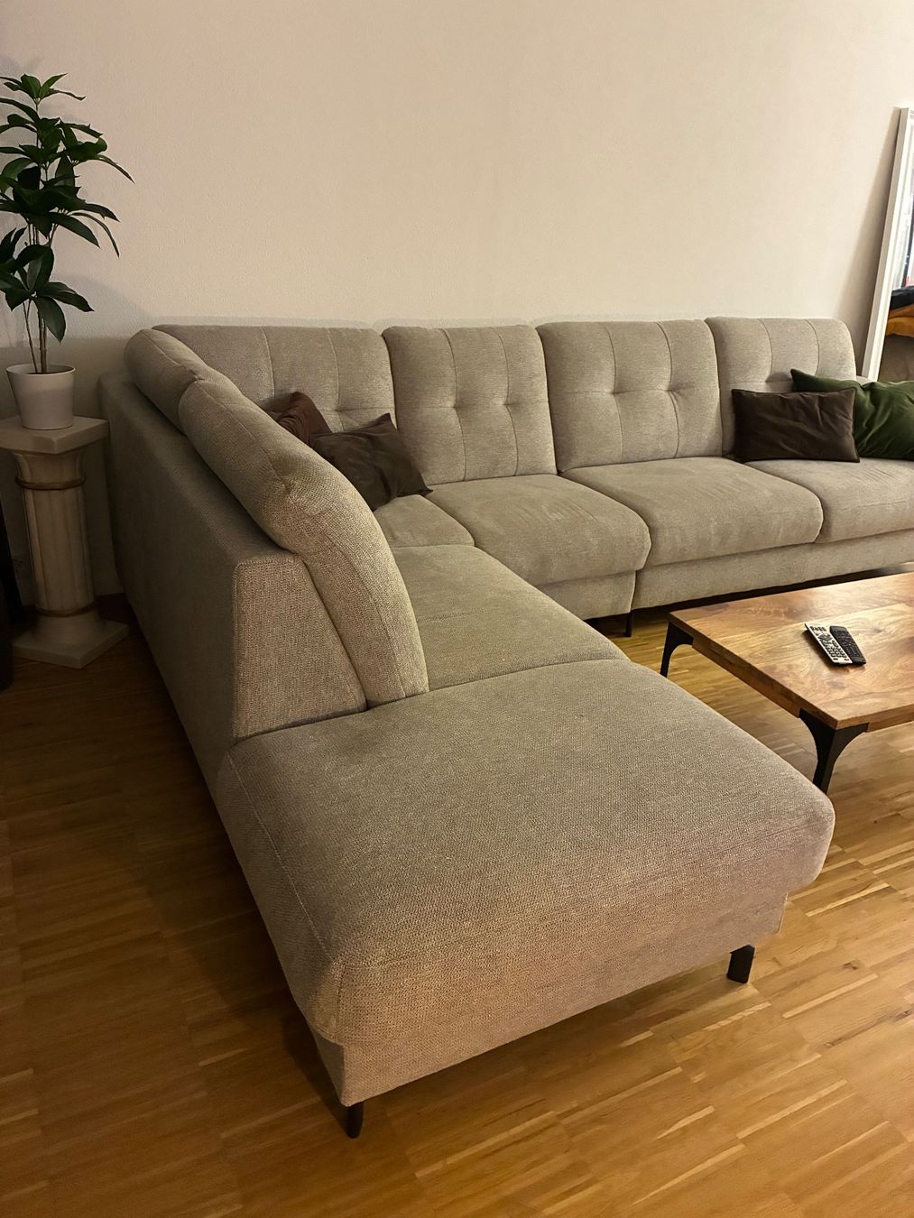 Sofas: Ecksofa Neuwertig 10 Monate alt – Gebraucht aus Zürich von man_ks2t 1
