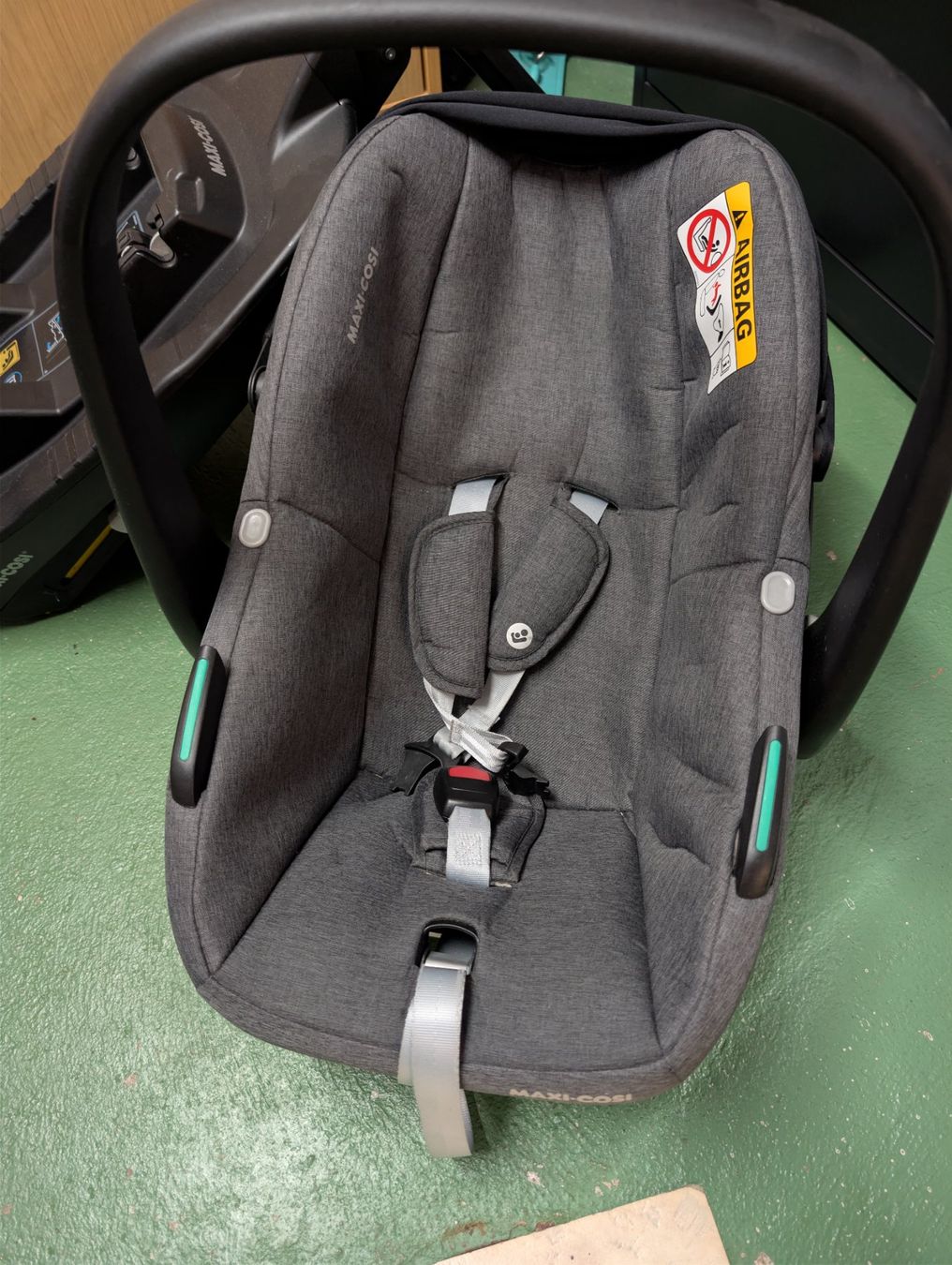 Maxi-Cosi Seggiolini per auto: Babyschale CabrioFix S I-Size + FAMILIFIX2 – Usato da Rohrbach venduto da Ride_Santa 1
