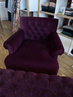 Lila Samt Sessel mit Beinhocker