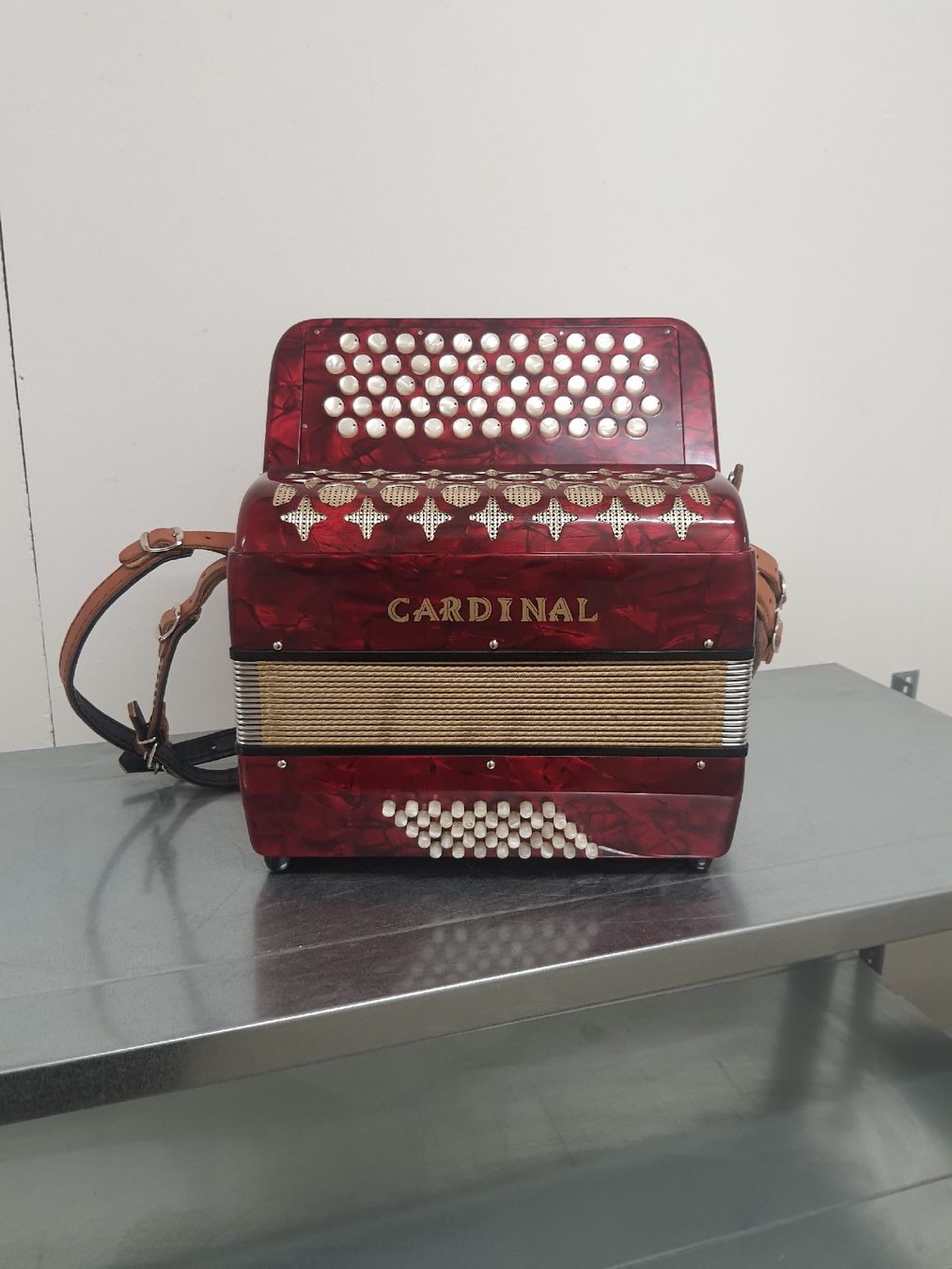 Cardinal Musikinstrumente: accordéon chromatique Cardinal  – Gebraucht aus Pont-de-la-Morge von Mirabelle0