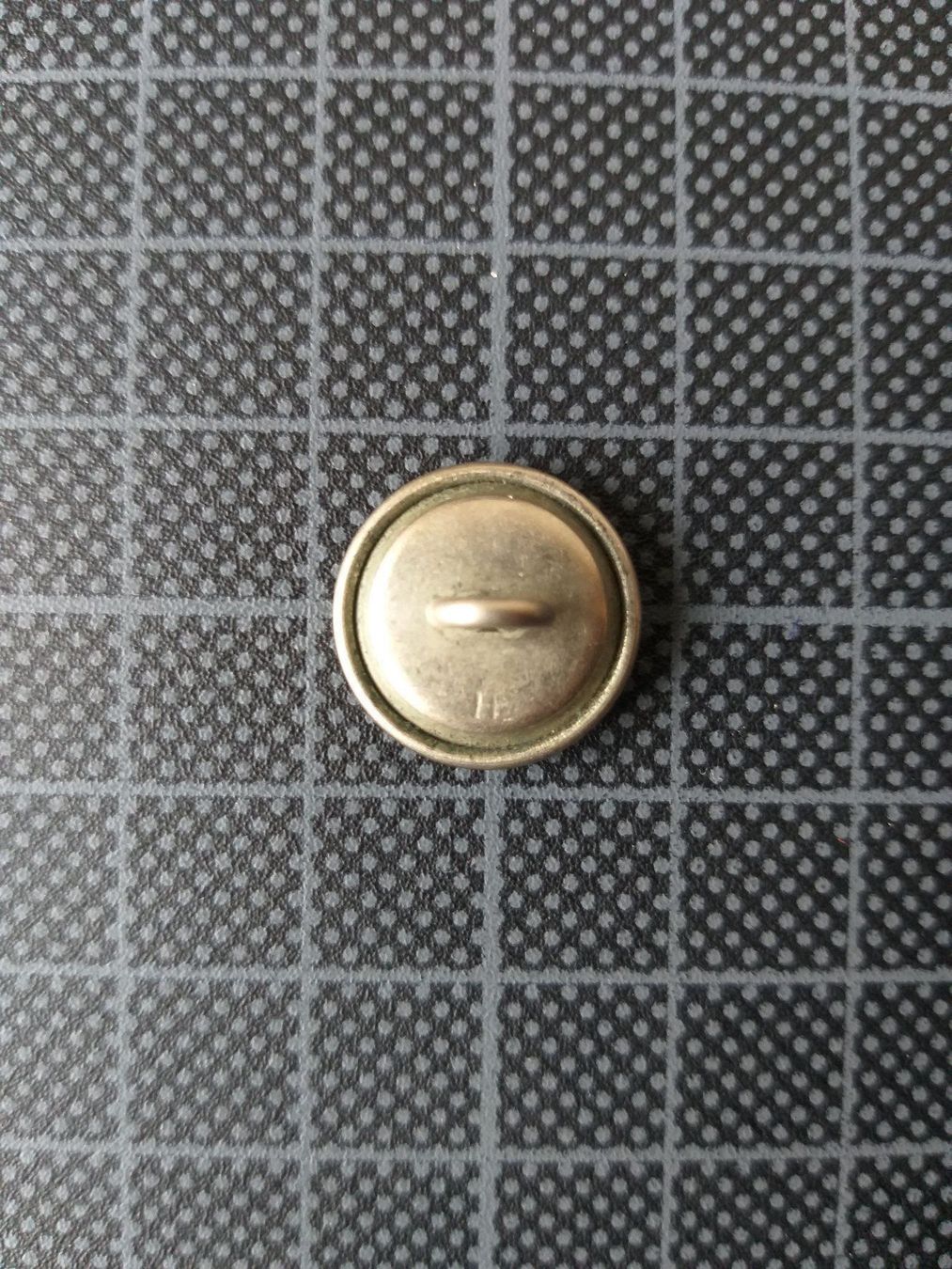 Bottoni: Uniformknopf Ord. 1914 16 mm grau HF – Usato da Bauma venduto da SwissMilitaria 1